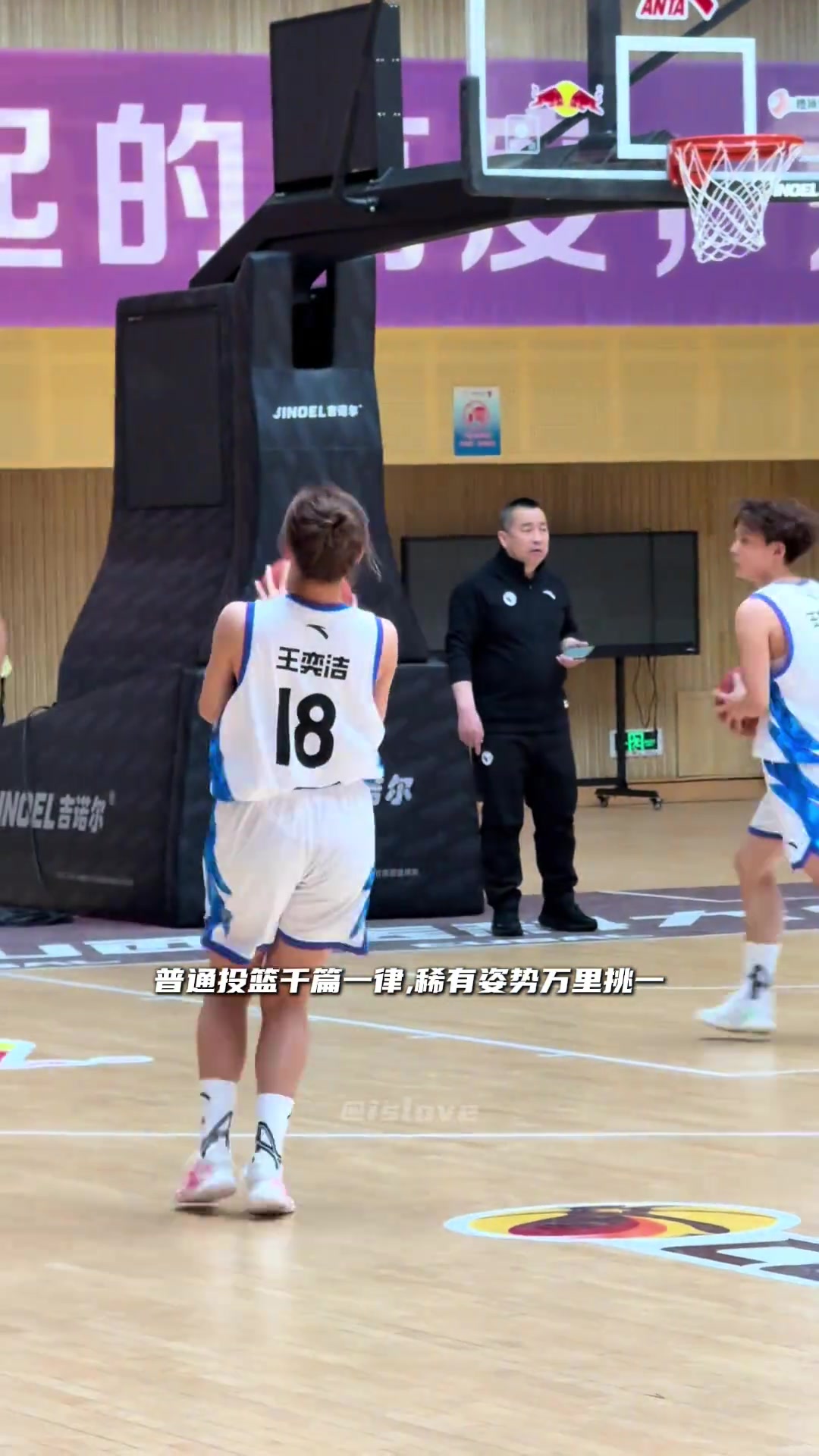 【篮球】女篮赛前热身，这投篮也太稀有了 ！