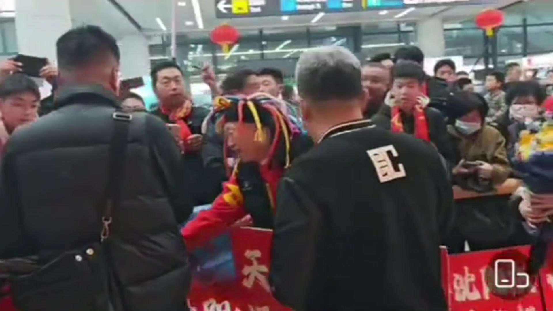 【推荐视频】不满！辽宁铁人球迷接机时，质问李金羽为什么不用邦