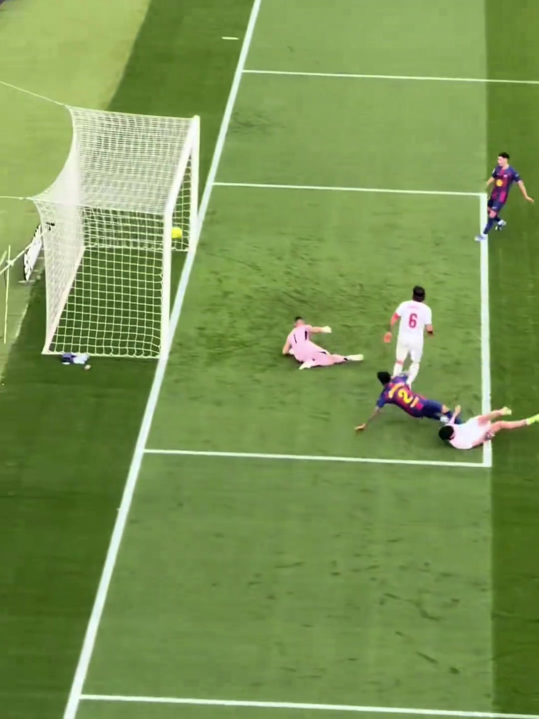 【西甲】带刀后卫！现场看坎塞洛奔袭一条龙破门，斩获回归巴萨首球