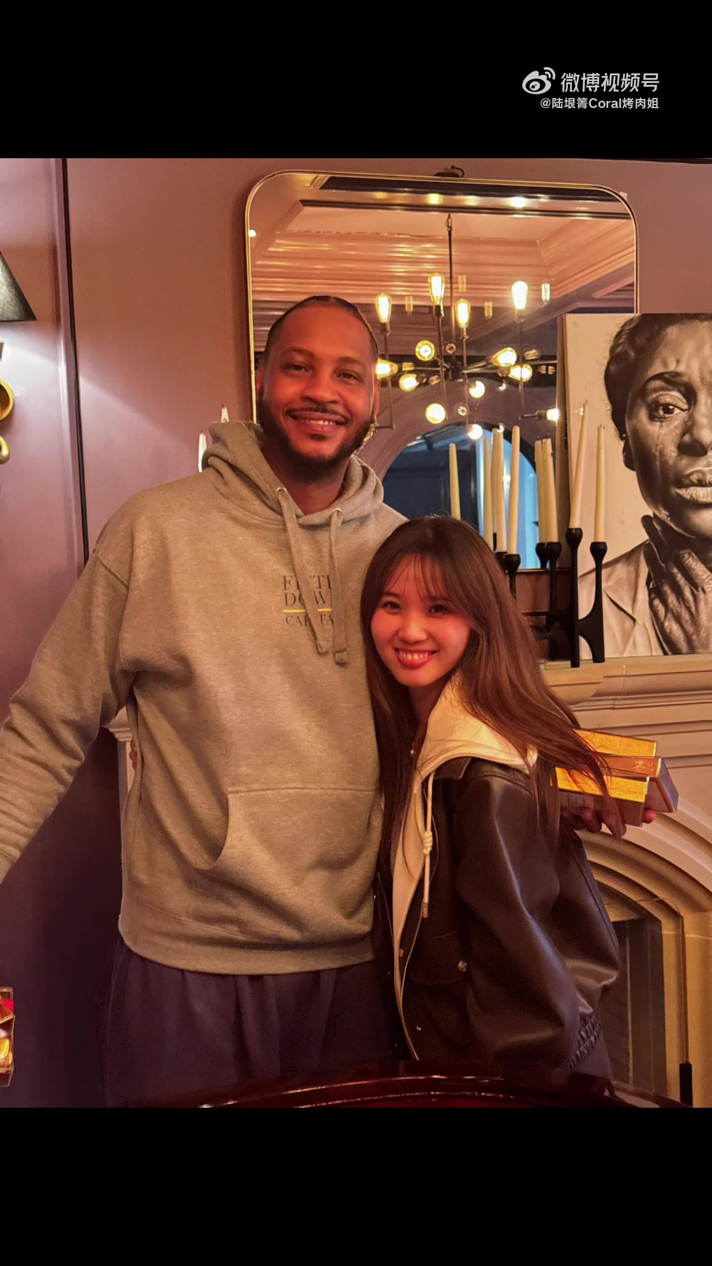 [体育优选视频]父子俩真像！安东尼和烤肉姐拥抱合影 小瓜一脸