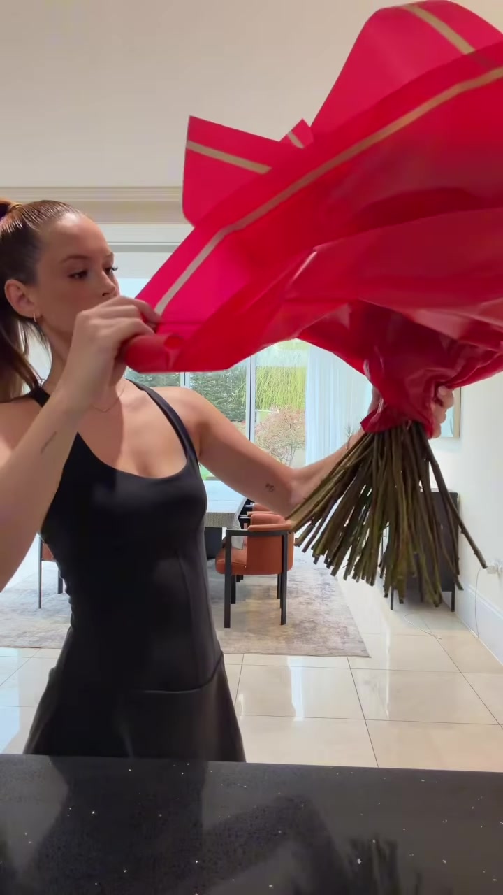 [全程剪辑]理查利森太宠了⚽！老婆被超大捧红玫瑰包围 ，不仅