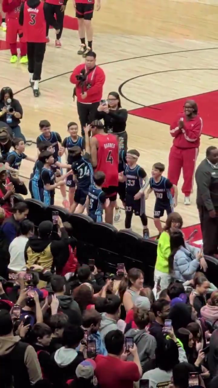 [视频/集锦]太搞猛龙小球迷互动时跳起打了巴恩斯脑袋一巴掌，后者都懵了