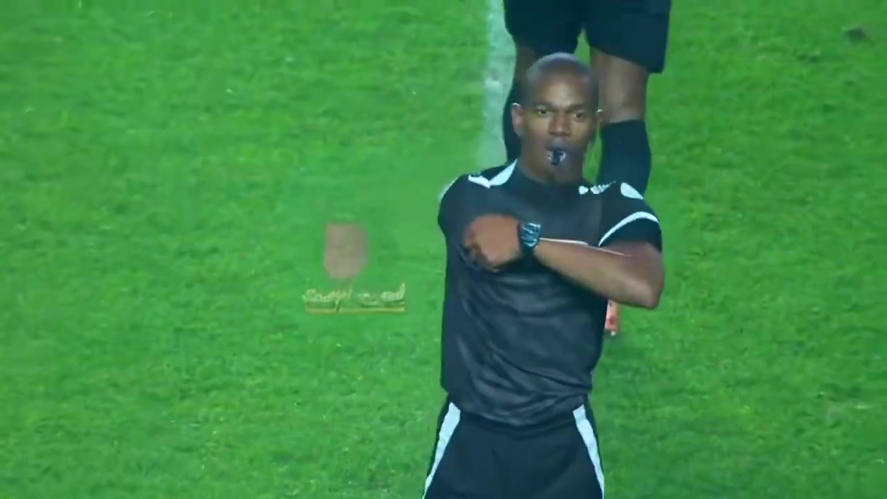 【视频】眼神杀！裁判萨尔霸气执法：敢挑衅我的权威？红牌请你下场！