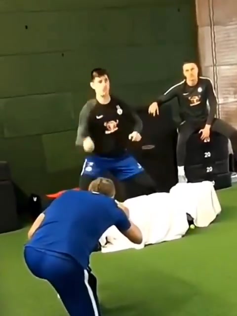 【值得一看】这反应绝了！当年库尔图瓦展示门将专属神仙训练法，这手速太快了