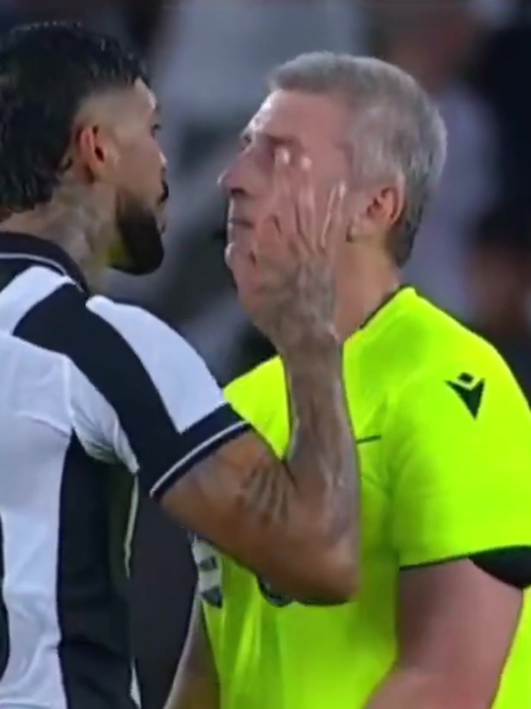 [精选热播]果然是世⚽界最强壮裁判，球员贴脸怒喷一点也不虚