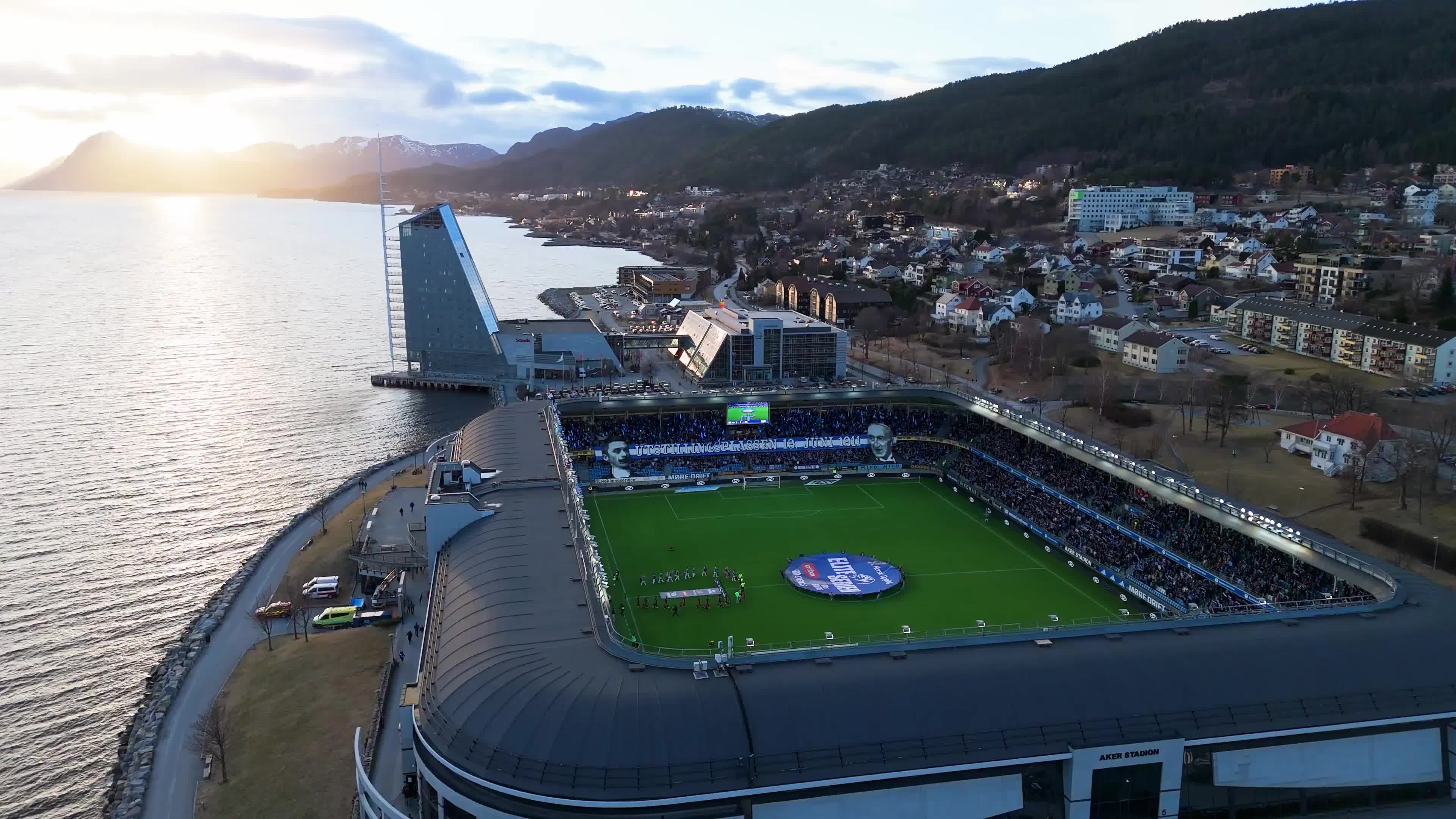 【推荐】这球场美得不像话！挪威莫尔德在湖边的主场