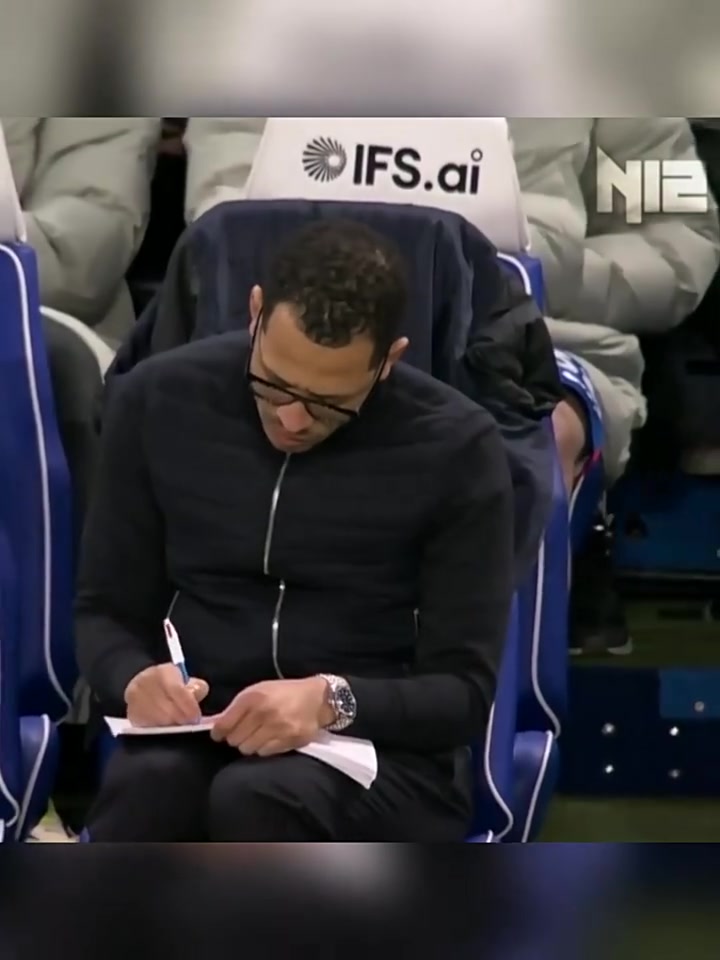 【花絮】笔记型教练？罗塞尼尔比赛中十分认真的在本子上记录着什