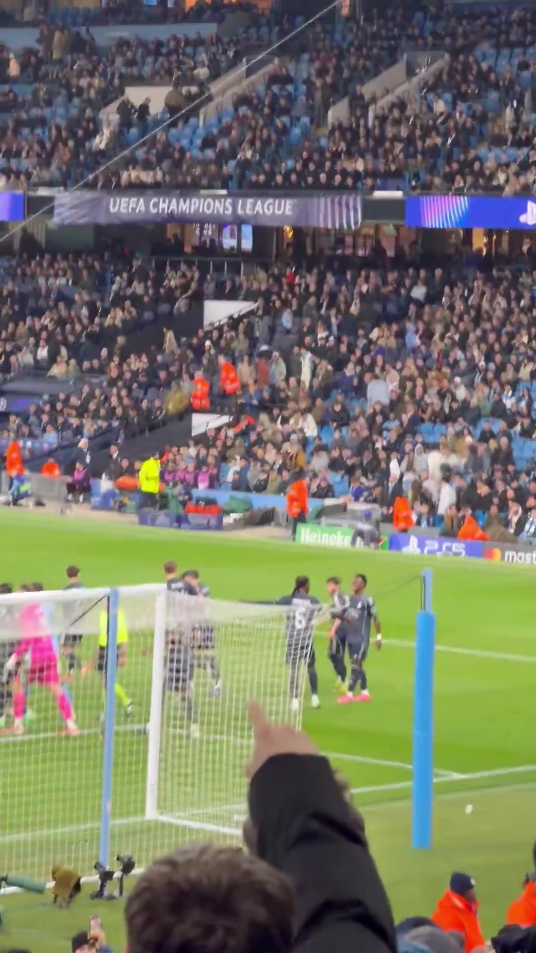 【今日超清片段】曼城球迷质问维尼修斯⬇️：“你的金球奖呢？” 