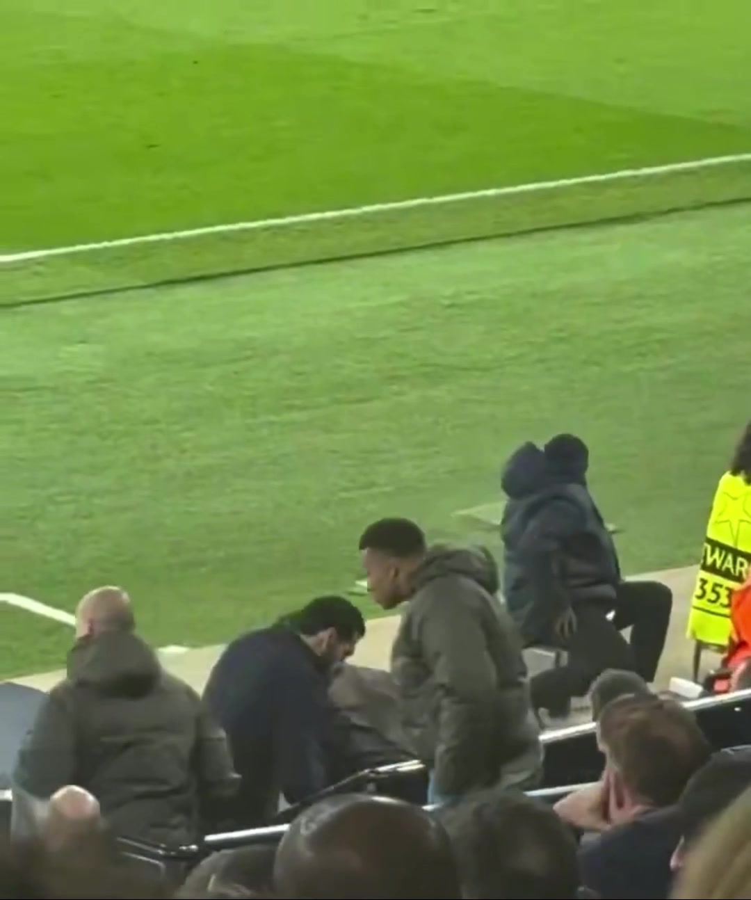 【精准剪辑】姆巴佩看完回放后走近四官，举报B席手球犯规了