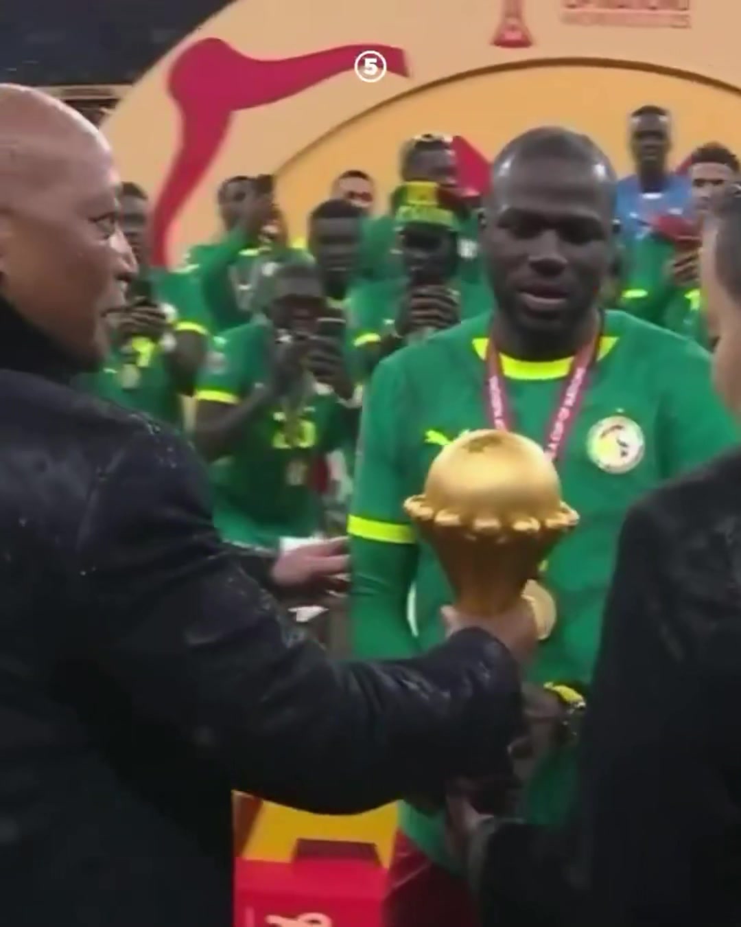 [热门集锦]这倒放真没崩住网友恶搞非洲足协主席收回塞内加尔奖