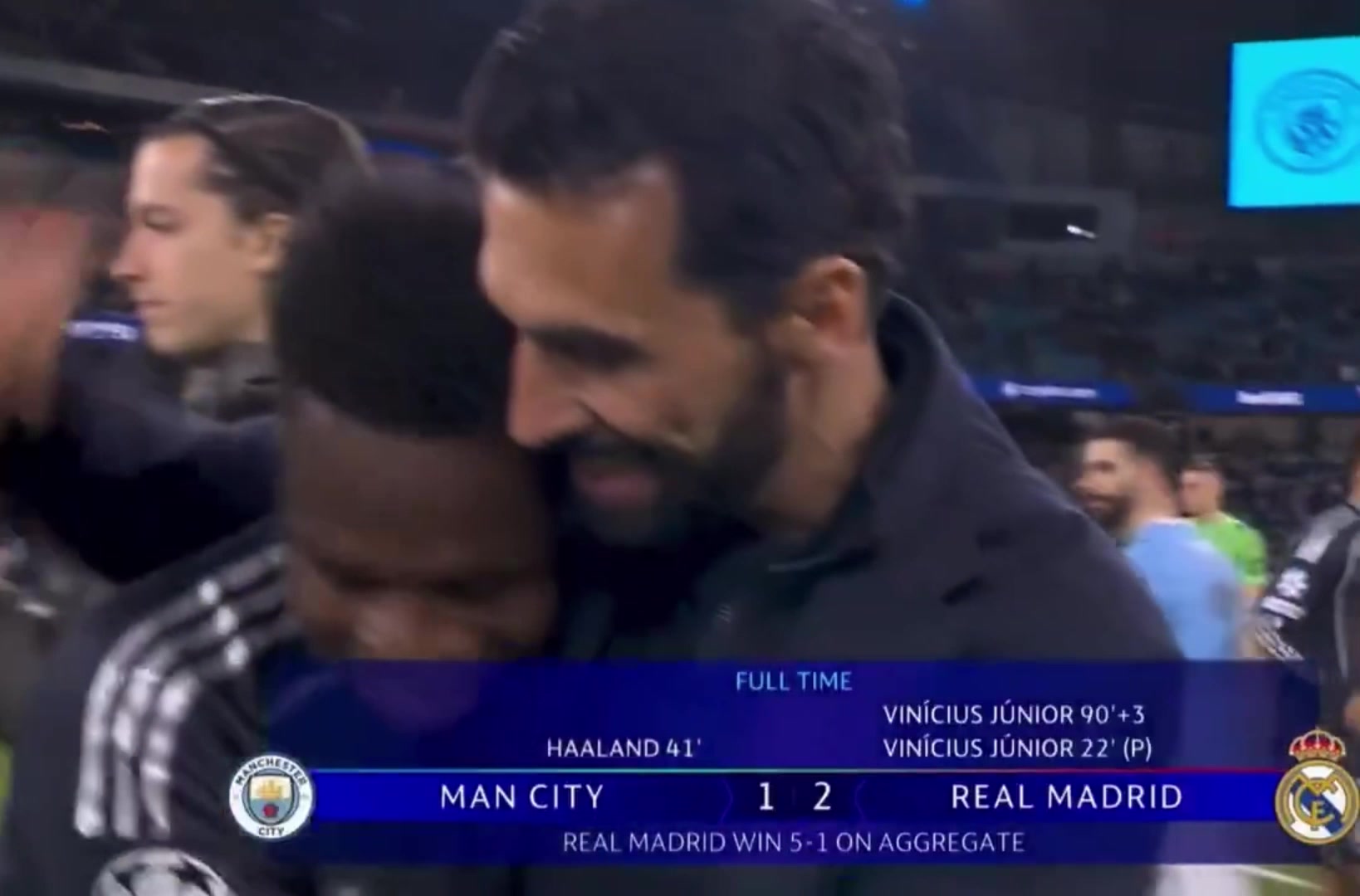 【体育头条】感情深！实拍：阿韦洛亚像对待亲生儿子一样照顾维尼修斯~