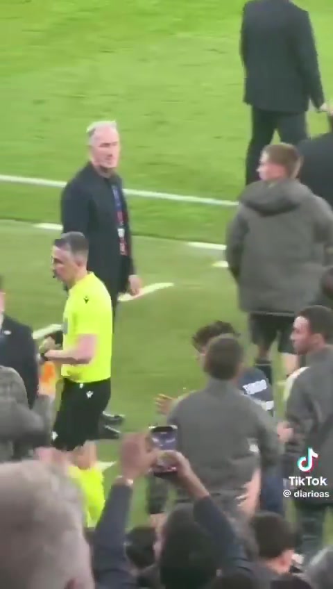 [球迷看点]没看到？实拍：瓜迪奥拉没有与皮塔奇打招呼，后者有点懵