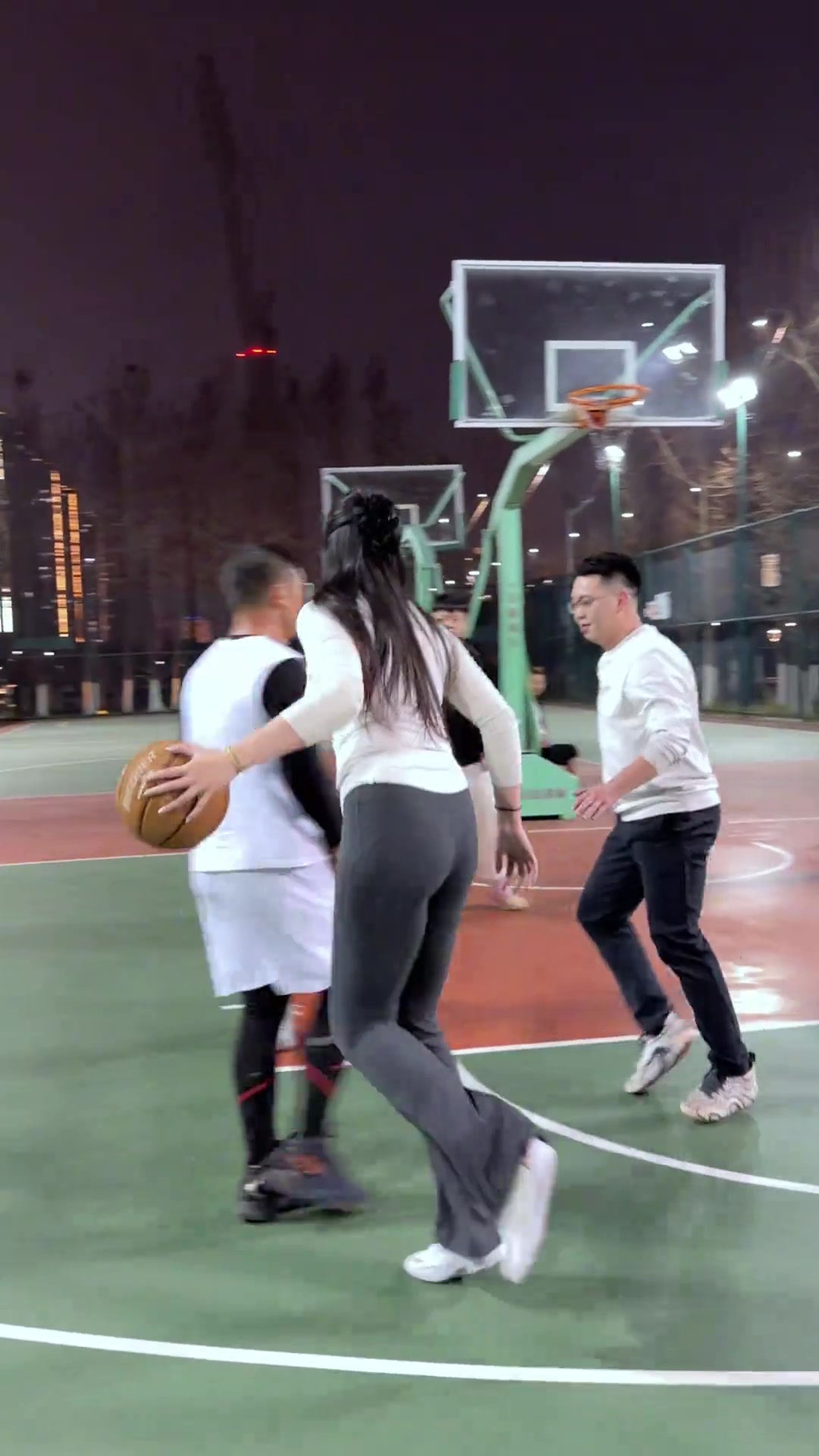 [有道理嘛?]瑜伽裤王者~野球场肘姐晒打半场4v4连续进球视