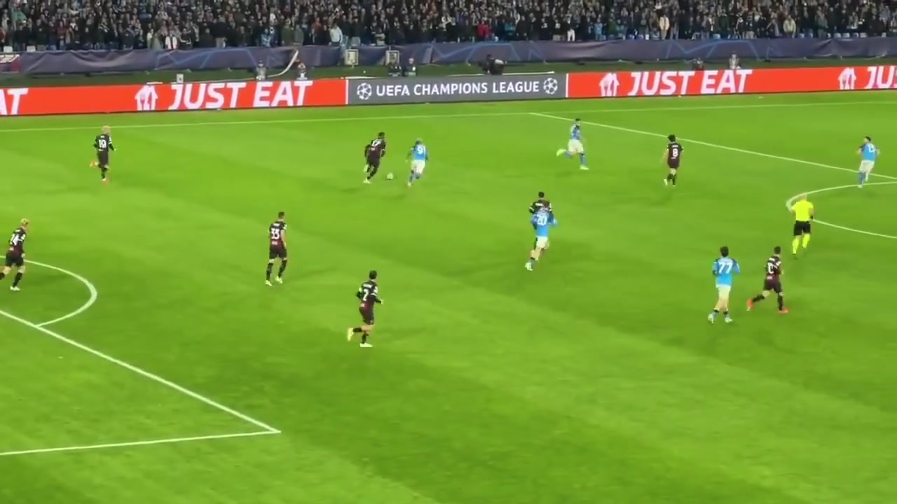 [今日集锦速览]代表作！名场面：那不勒斯球迷镜头下，莱奥一条