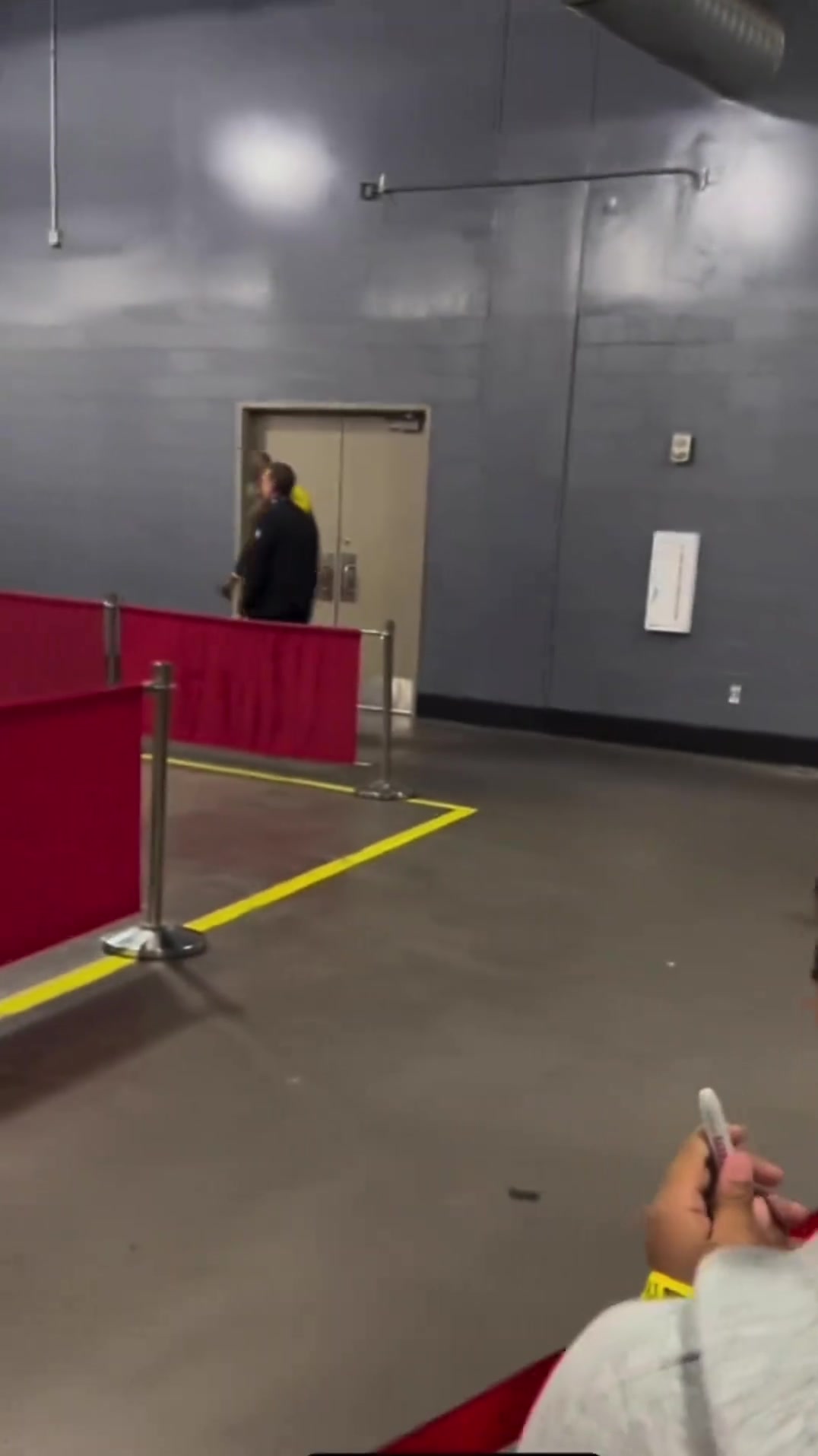 【视频/集锦】湖人战胜火箭后，詹姆斯返回更衣室听到小朋友的请