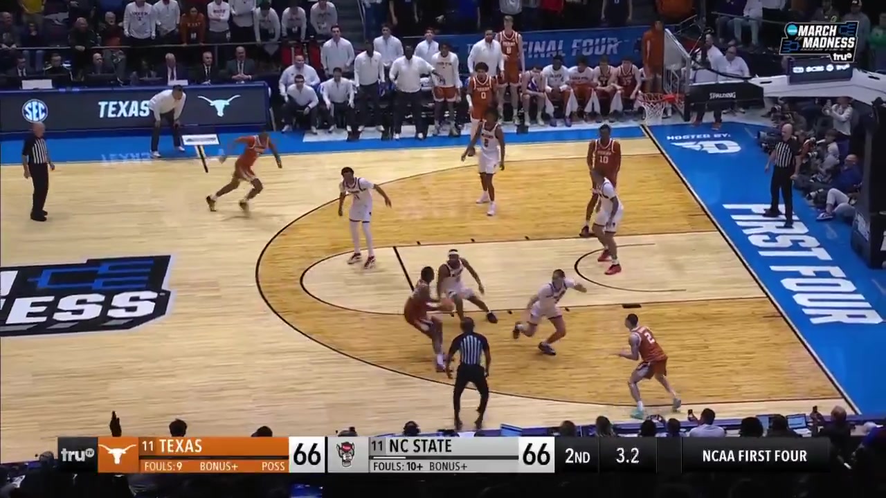 [视频/集锦]德克萨斯大学球员高难度准绝杀后，做出哈登经典撒盐庆祝动作！