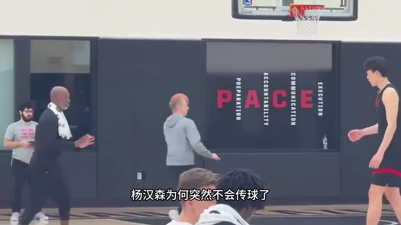 【体育头条】6次失误创赛季第二高！杨瀚森为何突然不会传球了？