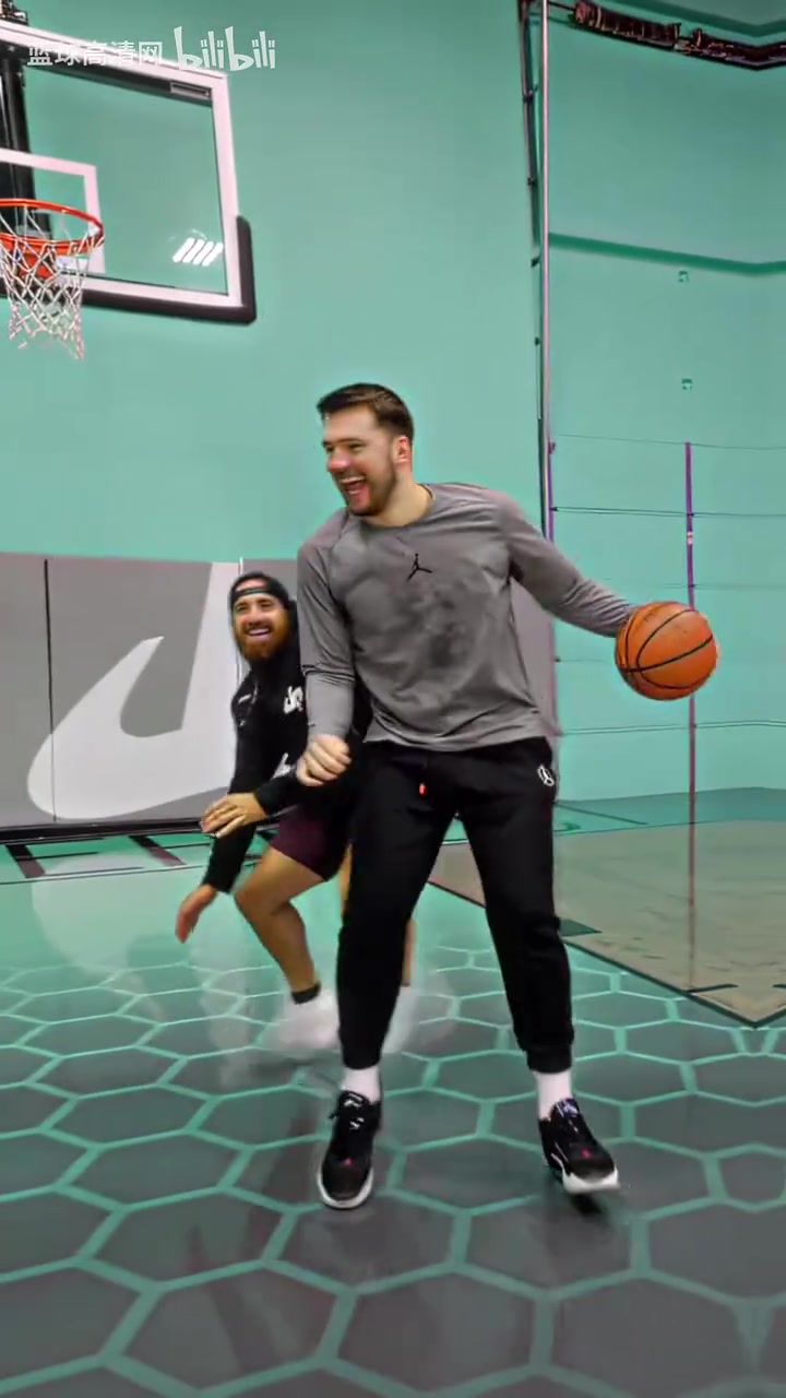 【今日视频】不仅是节奏而是艺术！慢镜头看东契奇的进攻，简直得