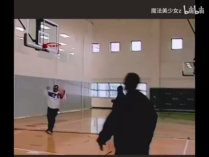 [体育视频]一眼AI~经典的超级大变向！珍藏视频：艾弗森线下