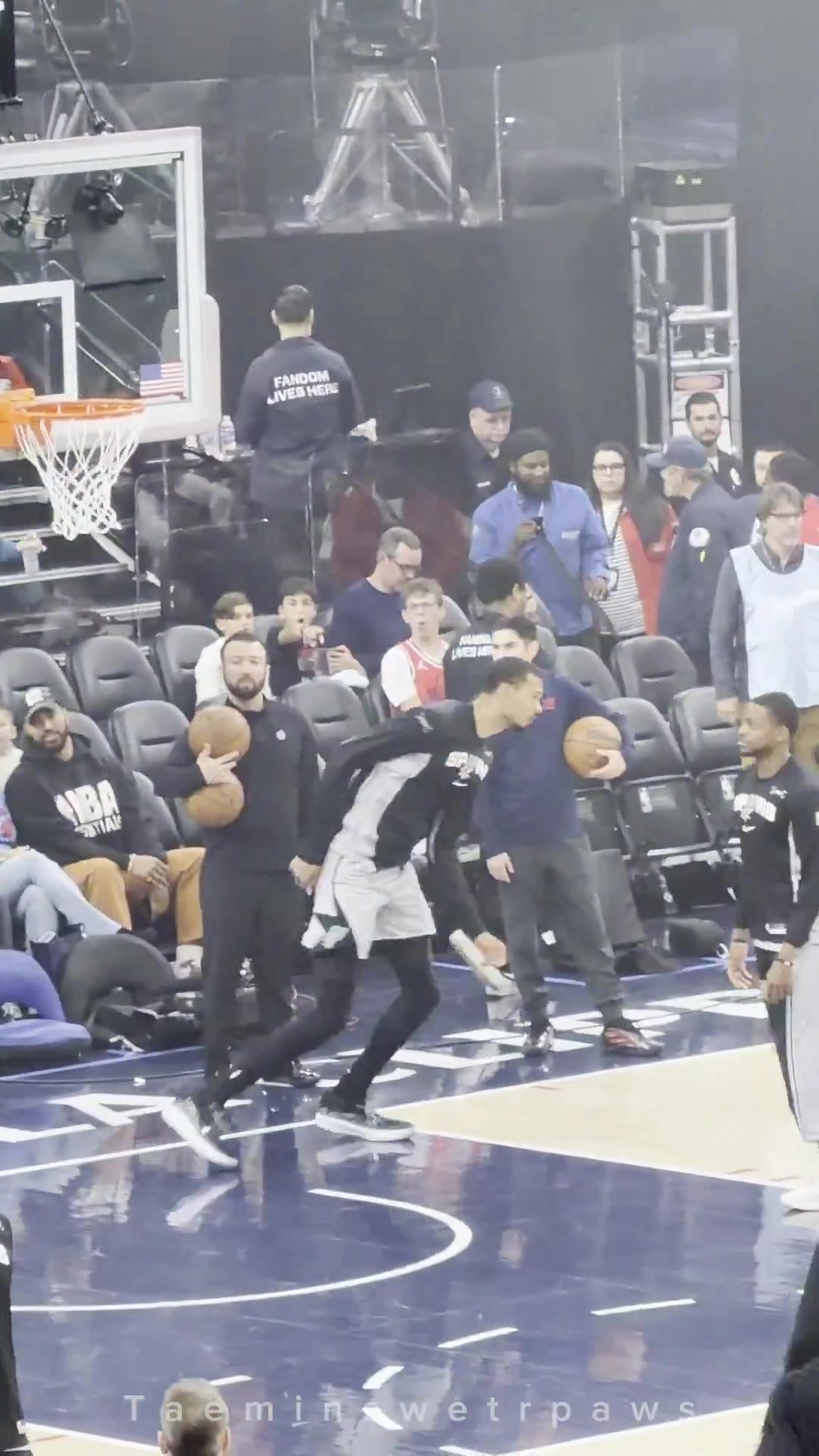 [文班亚马]2米24的文班能够这样轻松地完成胯下换手暴扣，真