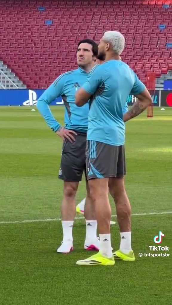 纽卡球员第一次感受到了诺坎普球场的宏伟