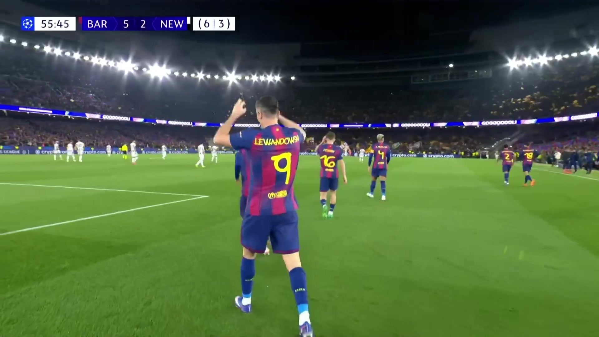 多点开花！拉菲尼亚角球开出，莱万争顶头球破门