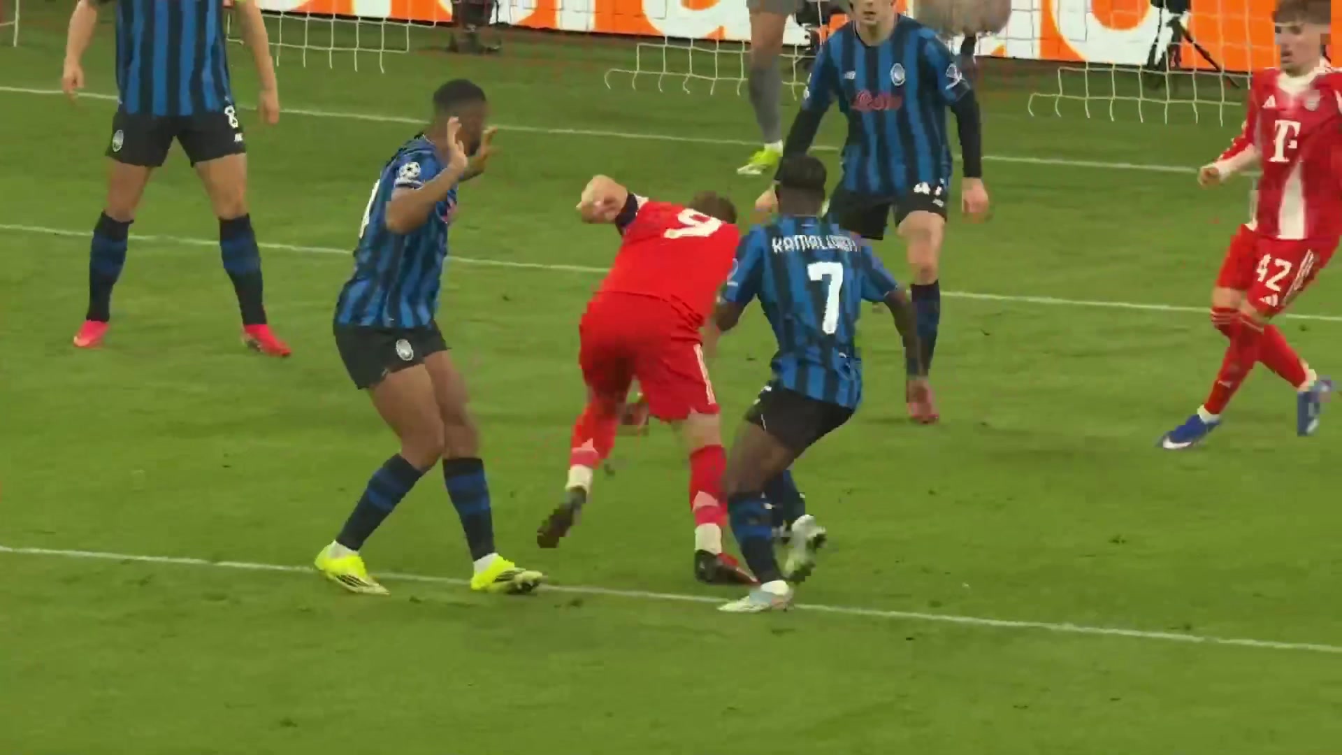 个人秀！凯恩禁区闪转腾挪摆脱两人，暴力抽射完成双响