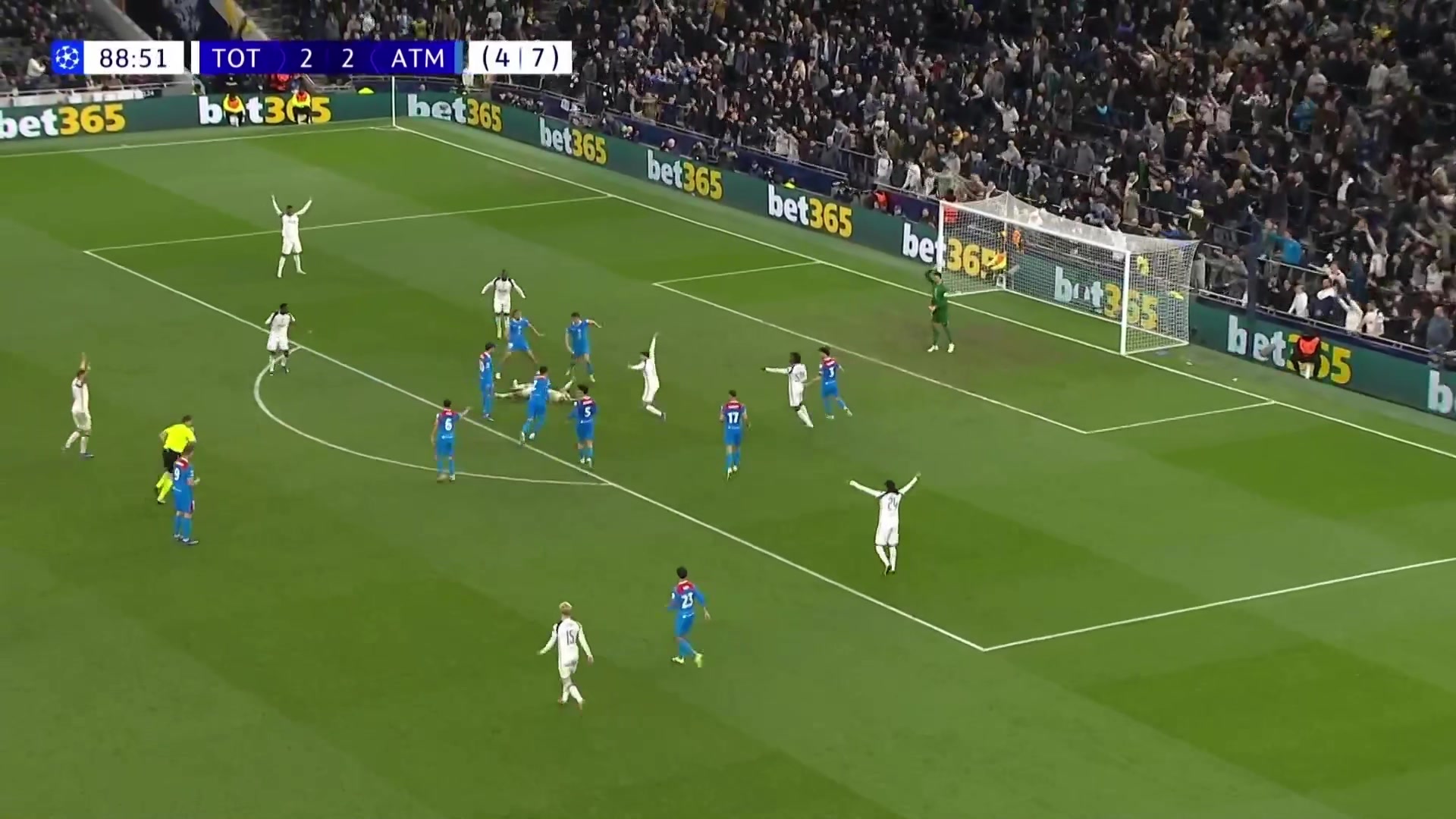 还差两球！哈维·西蒙斯造点亲自主罚破门，热刺总比分5-7马竞