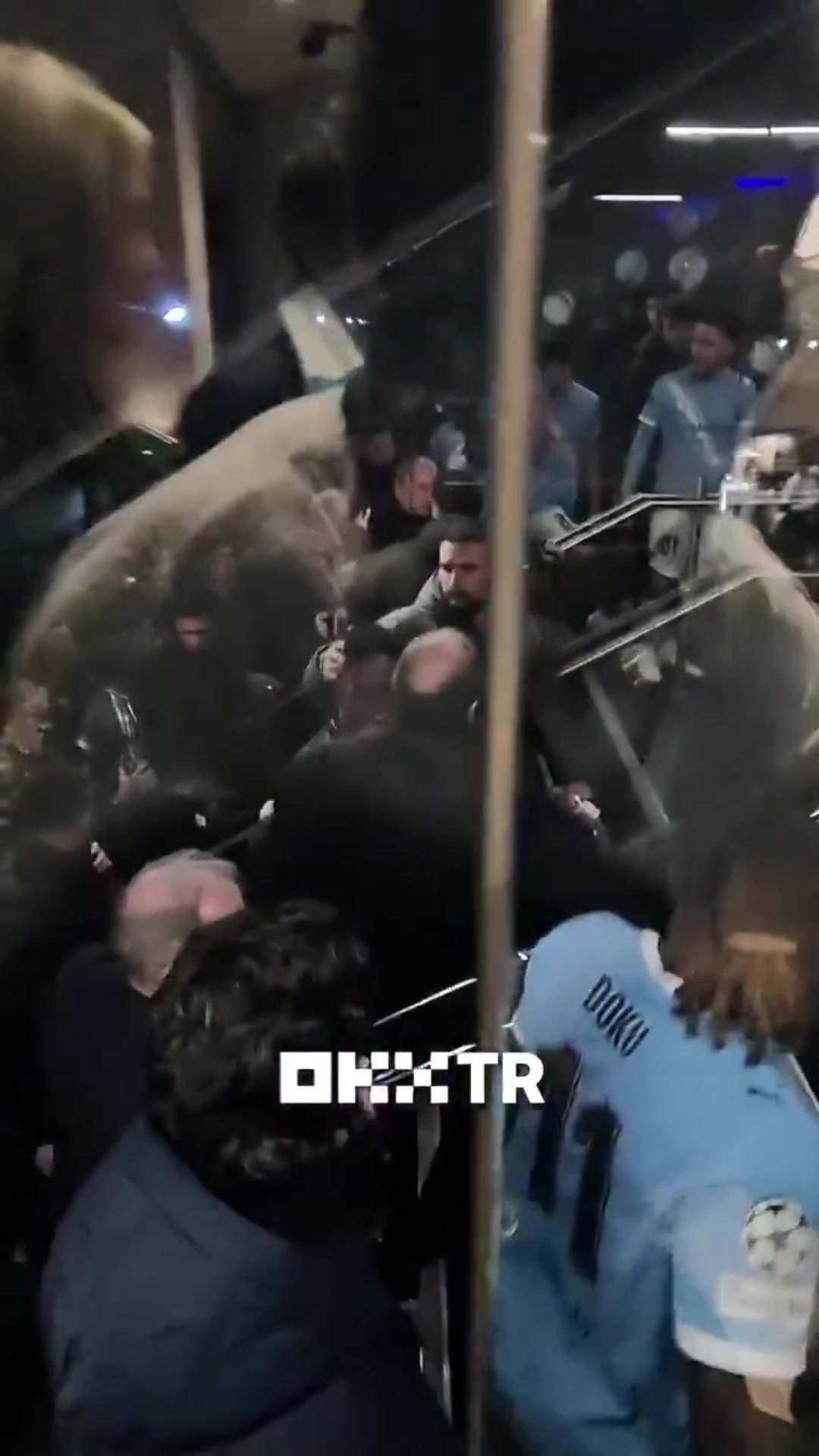 [今日视频]实拍：维尼修斯在球员通道里和市政官员及球员发生争