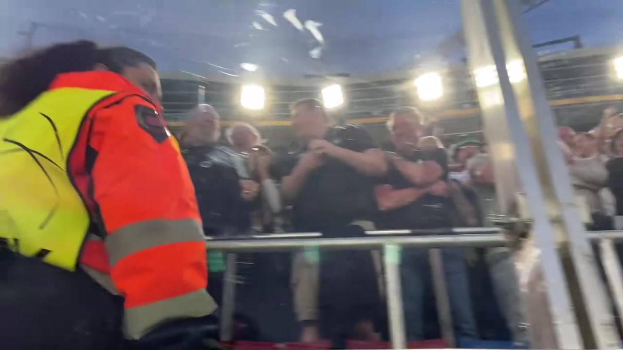 【西甲】欢声笑语和曲调悲怆！巴萨狂胜纽卡，现场两边球迷的状态