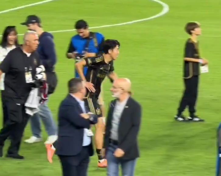 [值得一看]这么喜欢狗狗呀~实拍：孙兴慜球场疯狂撸狗停不下来