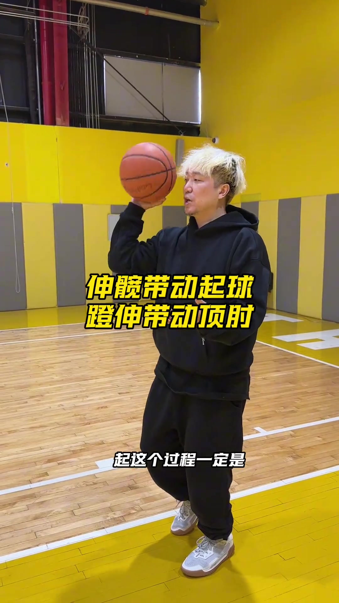 【篮球】有点难！赵睿训练单脚离地情况下双手运俩球+单手投篮