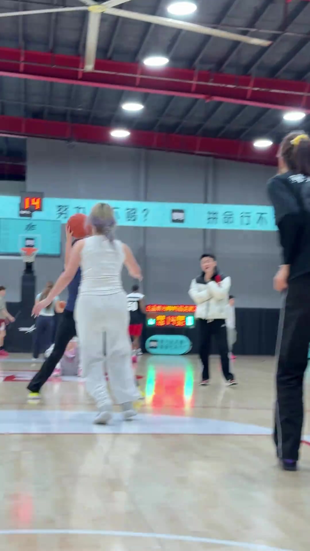 【美女】这群小姐姐是真会打球啊，至少校队水平吧