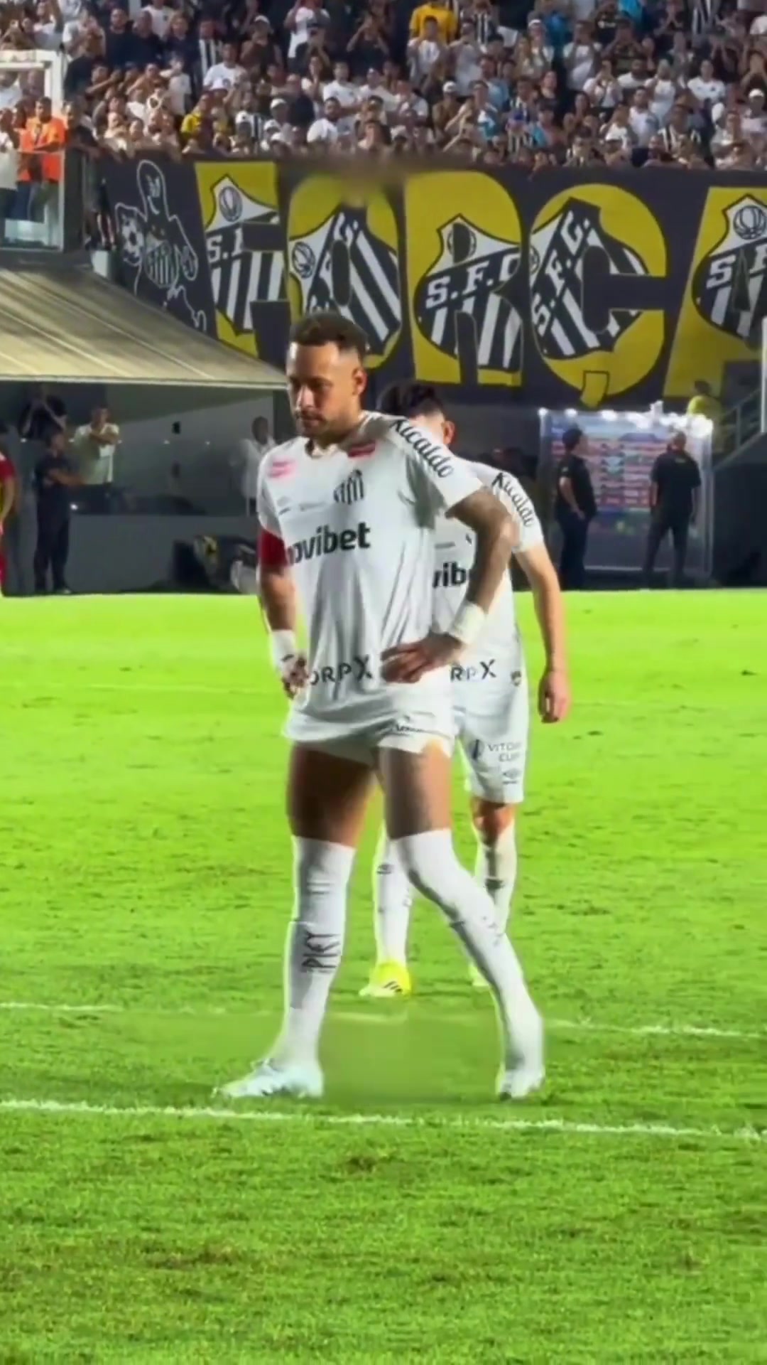 【值得一看】内马尔点射破门后冲上看台庆祝吃黄牌，他真的太想证