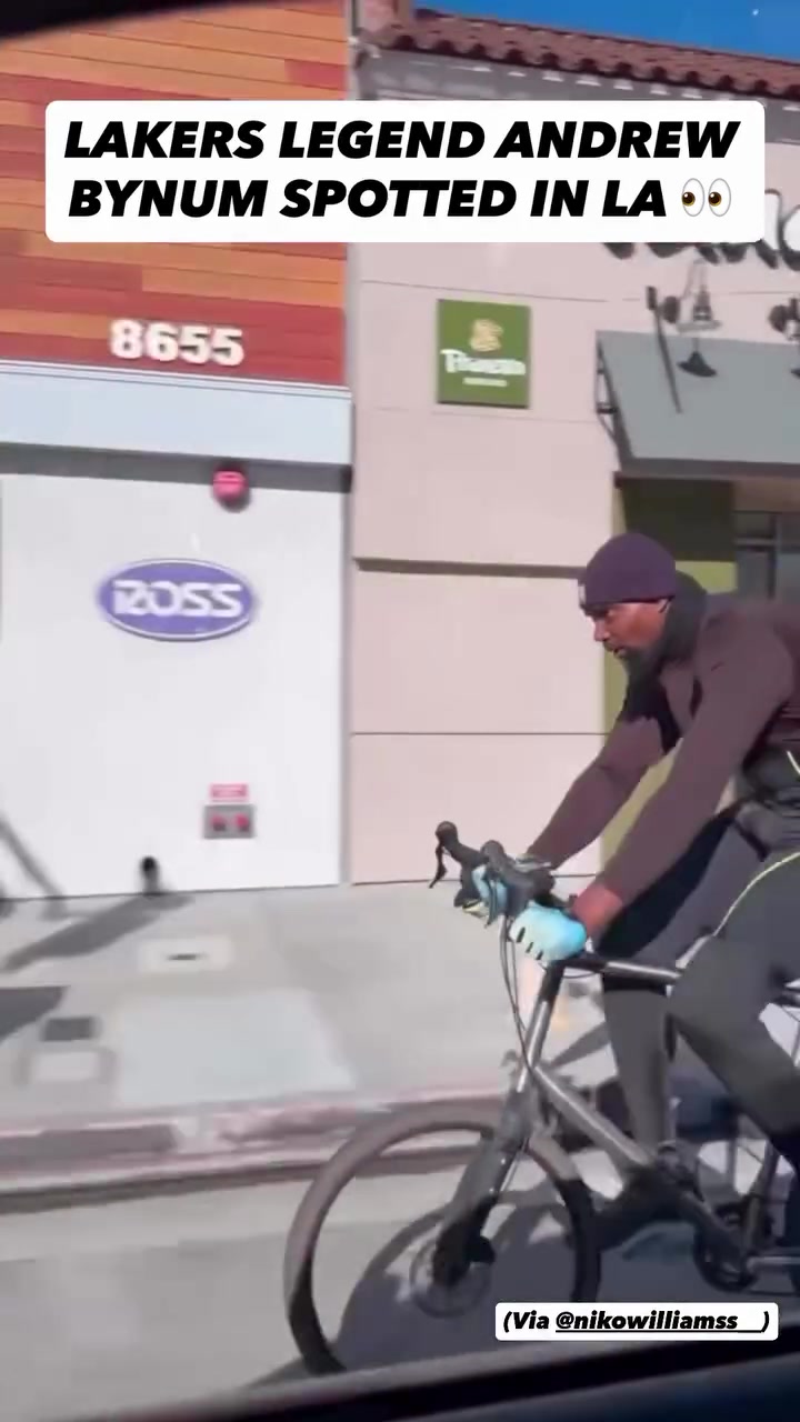 【体育头条】有球迷在洛杉矶街头，偶遇独自骑着单车的拜纳姆