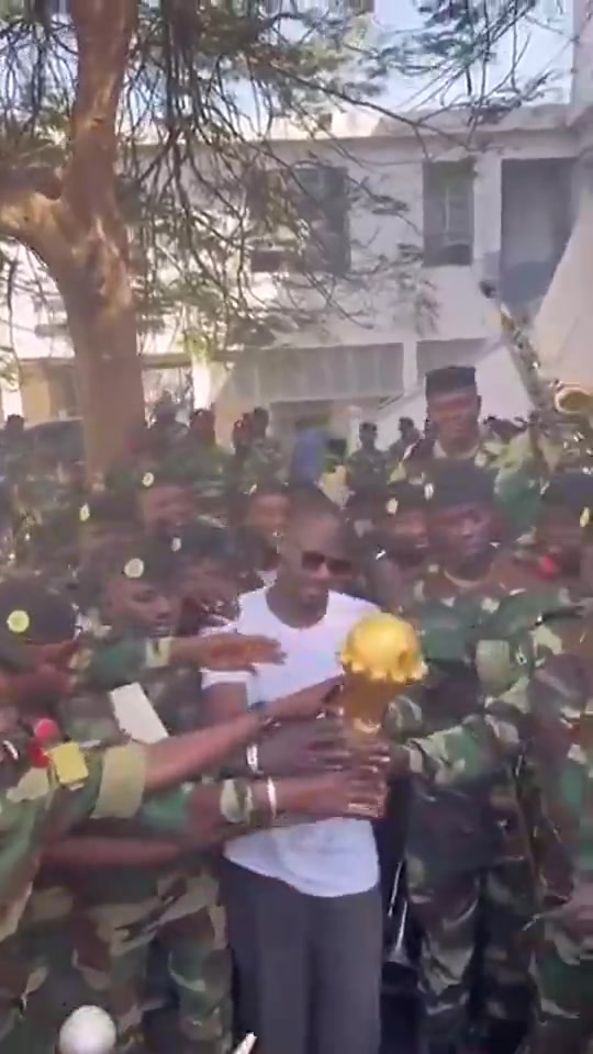 【有道理嘛?】看谁敢拿！奥莱报：塞内加尔拒绝归还非洲杯，奖杯被送进军事基地