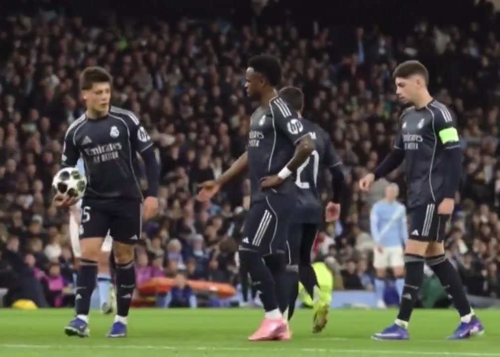 【集锦】21岁很老成！居莱尔拿着皮球，等维尼修斯调整好状态才将球给他