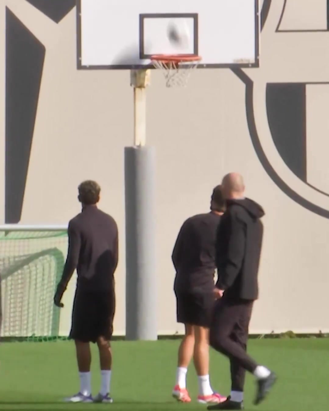 【精选观赛视频】亚马尔训练中将球踢进篮❗筐，网友：有这射门能