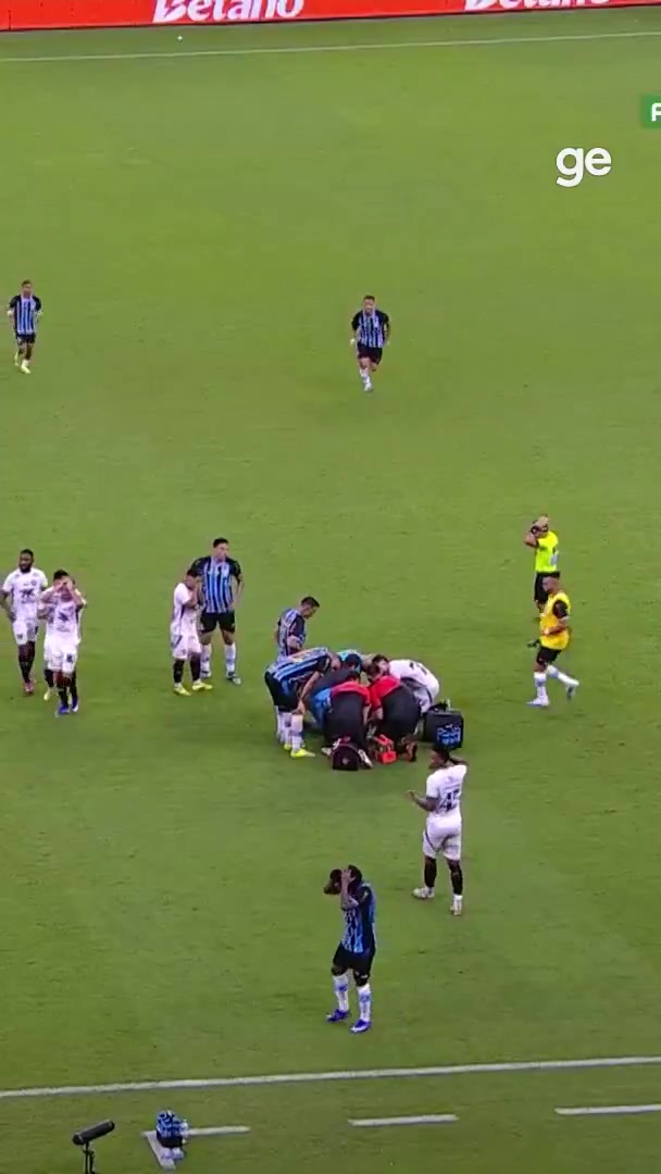 【体育头条】断腿慎入！格雷米奥球员遭遇断腿重伤，对手看到后抱头崩溃