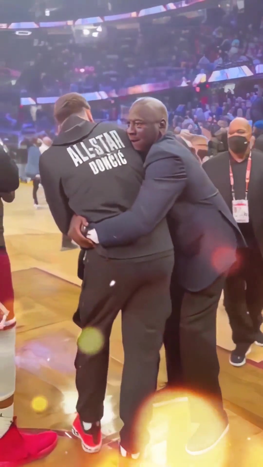 [体育头条]丹子的摇钱树！人见人爱东契奇 乔丹也不例外！