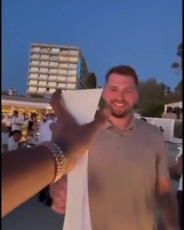 [最新影像集]这就是⭐超巨！阿德巴约休赛期活动看到东契奇，很