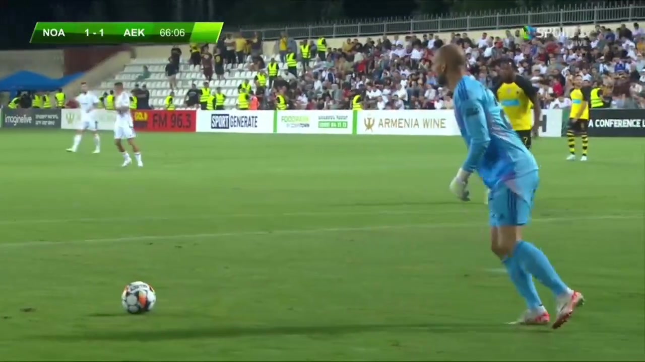 [推荐视频]倒霉的总是你！欧协联名场面：斯特拉科沙被对方门将开大脚破门！