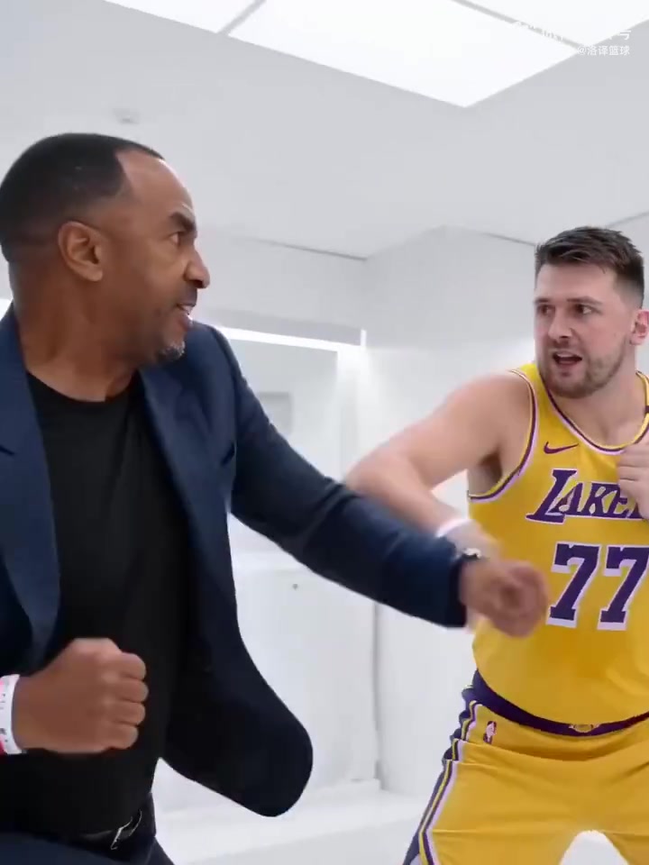 【球迷看点】球迷制作AI视频：东契奇与前独行侠GM哈里森大打