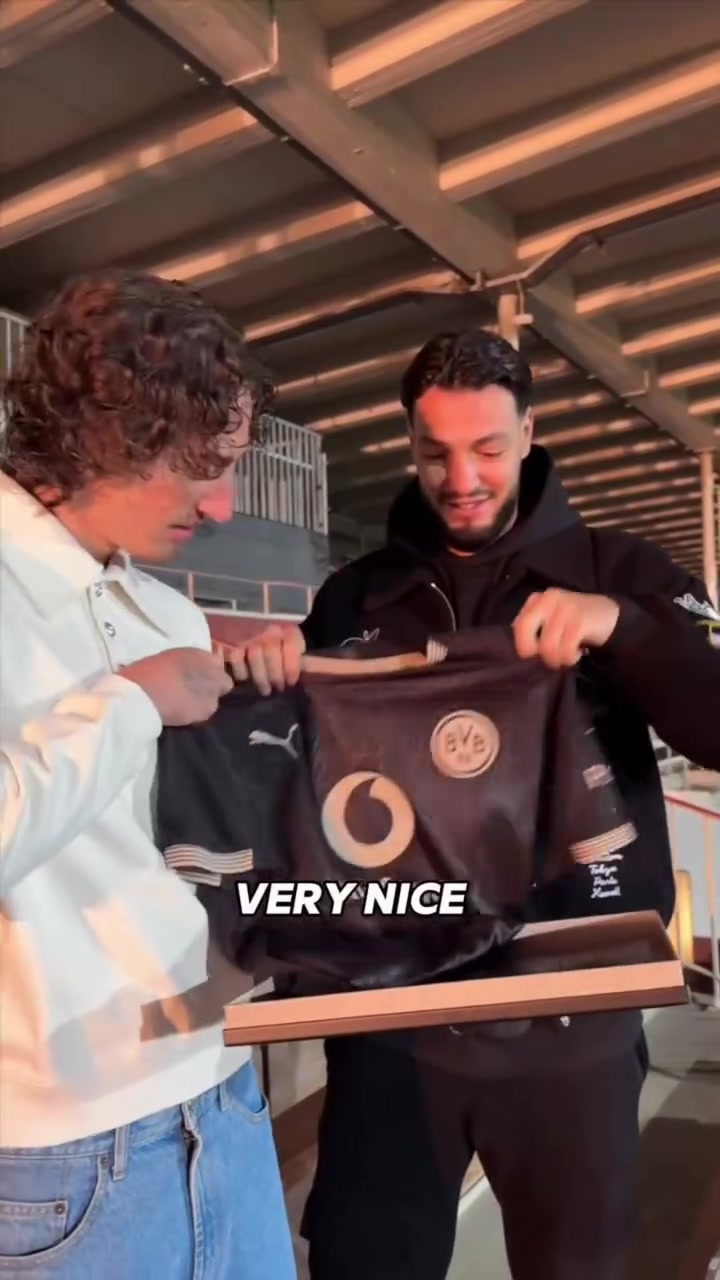 【德甲】颜值很高啊！多特红土球场百年纪念球衣拍摄花絮！