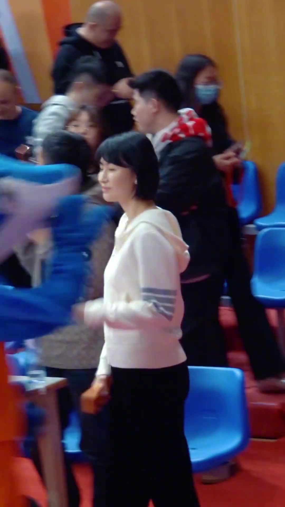 【体育视频】下半场没有出现在场地的伍总，最后几分钟直接站着看