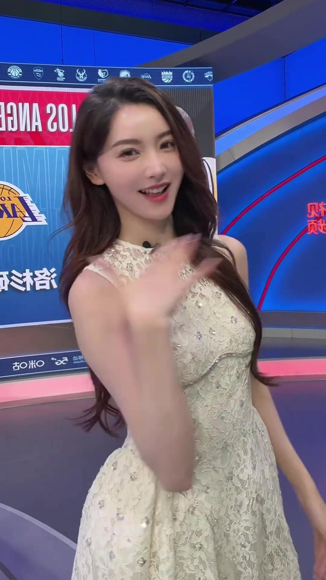 [值得一看]太美啦 金佳悦“复仇摇”手势舞上线，身姿太妙曼了