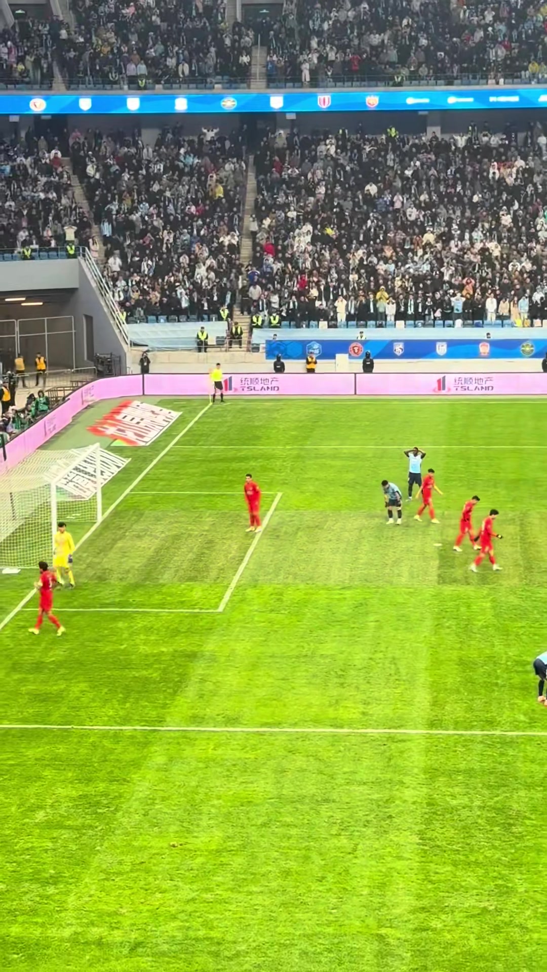 啊！马莱莱这都不进！现场球迷都不敢相信