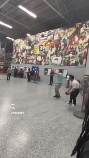 [今日快速集锦]国外两男子互飙远投都没想到对方能❗一直进！野