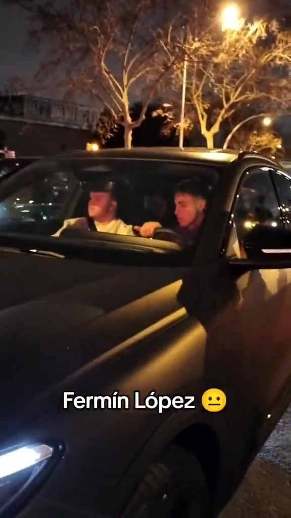 【视频/集锦】一位巴塞罗那球迷请求与费尔明合影，但他完全无视