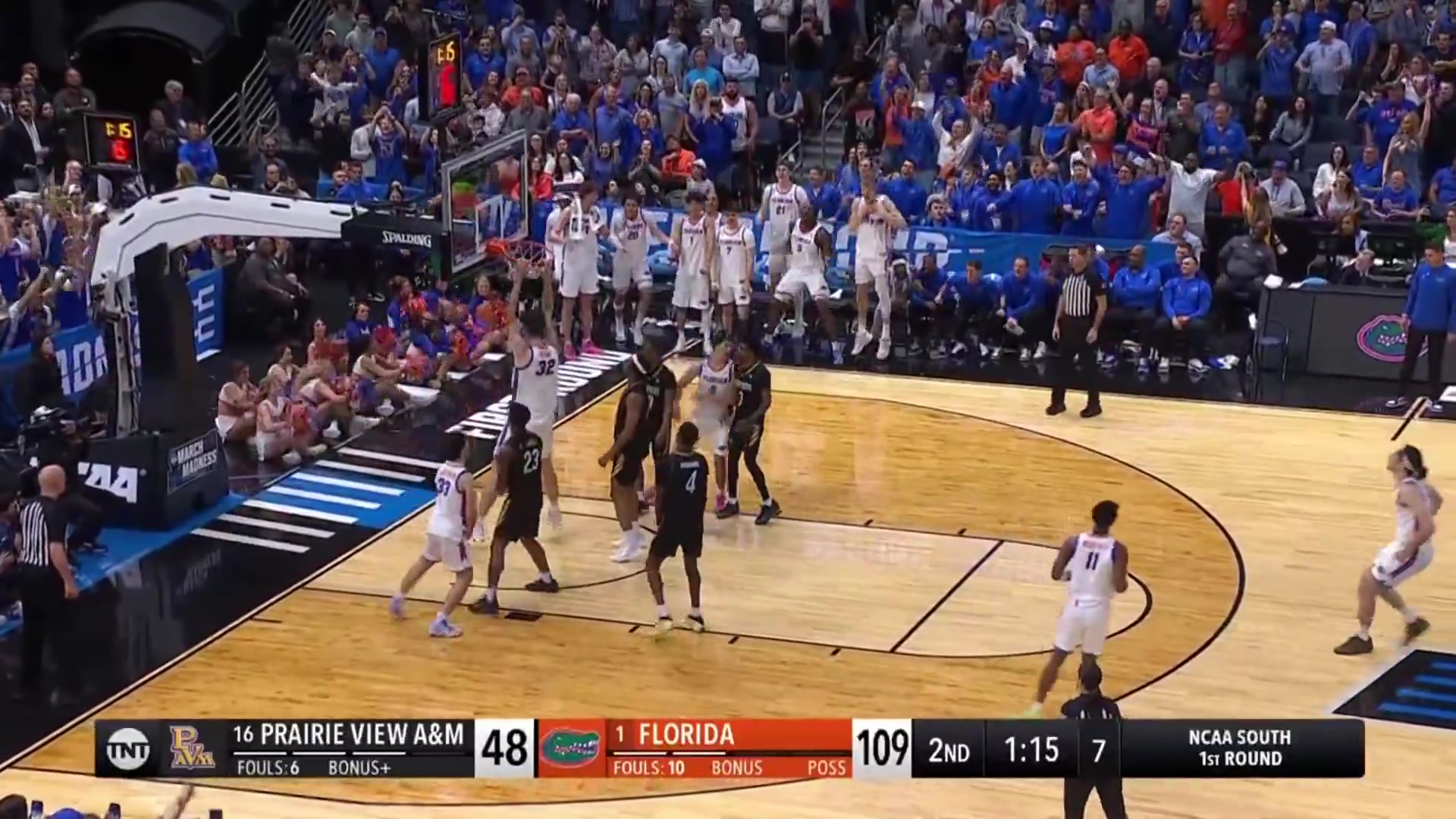 [体育头条]分差过大派上“吉祥物”~佛罗里达大学2米36中锋里乌扣篮！